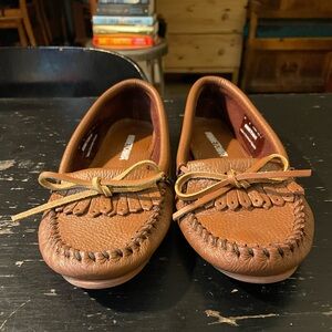 Minnetonka Deerskin Kilty Carmel Tan Leather Moccasins with Fringe